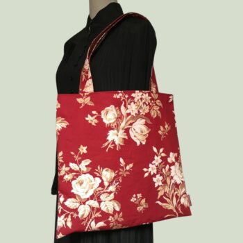 Grand totebag rouge bordeaux, en toile vintage. Cabas de forme carrée, doublé réversible, pour femme ou pour homme. Composition florale de type grisaille, grandes fleurs et branches de rosiers en blanc cassé / écru et beige sur fond rouge bordeaux. Recto face A.