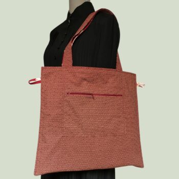 Grand totebag rouge bordeaux, en toile vintage. Cabas de forme carrée, doublé réversible, pour femme ou pour homme. Verso, doublure et poche intérieure zippée.