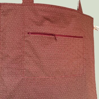 Grand totebag rouge bordeaux, en toile vintage. Cabas de forme carrée, doublé réversible, pour femme ou pour homme. Verso, doublure et détail de la poche intérieure zippée.