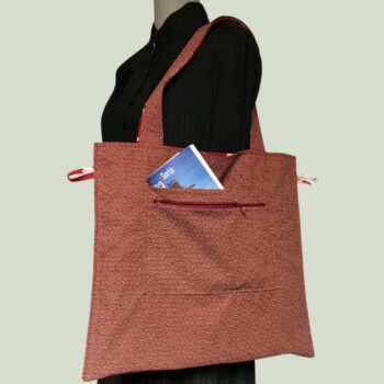 Grand totebag rouge bordeaux, en toile vintage. Cabas de forme carrée, doublé réversible, pour femme ou pour homme. Verso, doublure et poche intérieure zippée.