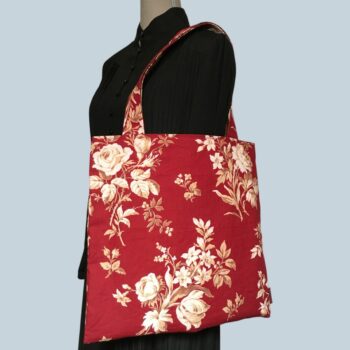 Grand totebag rouge bordeaux, en toile vintage. Cabas de forme carrée, doublé réversible, pour femme ou pour homme. Composition florale de type grisaille, grandes fleurs et branches de rosiers en blanc cassé / écru et beige sur fond rouge bordeaux. Recto face A, exemplaire 3.