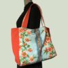 Cabas XXL terracotta rouille, grand sac de plage fleuri en tissu vintage 1950s. Fourre-tout réversible, accessoire d'inspiration rétro, fait main en France. Exemplaire 1, recto face A.