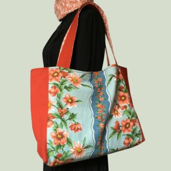 Cabas XXL terracotta rouille, grand sac de plage fleuri en tissu vintage 1950s. Fourre-tout réversible, accessoire d'inspiration rétro, fait main en France. Exemplaire 1, recto face B.