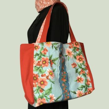 Cabas XXL terracotta rouille, grand sac de plage fleuri en tissu vintage 1950s. Fourre-tout réversible, accessoire d'inspiration rétro, fait main en France. Exemplaire 1, recto face B.
