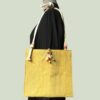 Sac bandoulière en obi japonais et tissu vintage. Au recto le sac présente une toile vintage en coton ou lin, au tissage rustique, une ancienne ceinture de kimono (obi) japonaise. Exemplaire 2, recto face A.