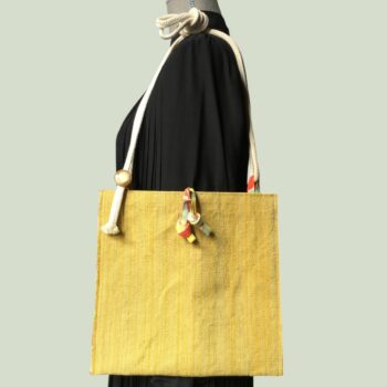 Sac bandoulière en obi japonais et tissu vintage. Au recto le sac présente une toile vintage en coton ou lin, au tissage rustique, une ancienne ceinture de kimono (obi) japonaise. Exemplaire 2, recto face A.