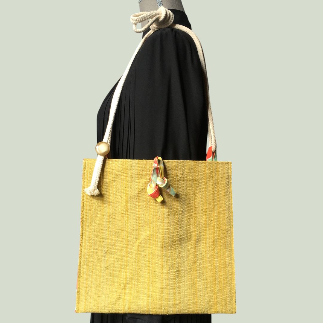 Sac bandoulière en obi japonais et tissu vintage. Au recto le sac présente une toile vintage en coton ou lin, au tissage rustique, une ancienne ceinture de kimono (obi) japonaise. Exemplaire 2, recto face A.