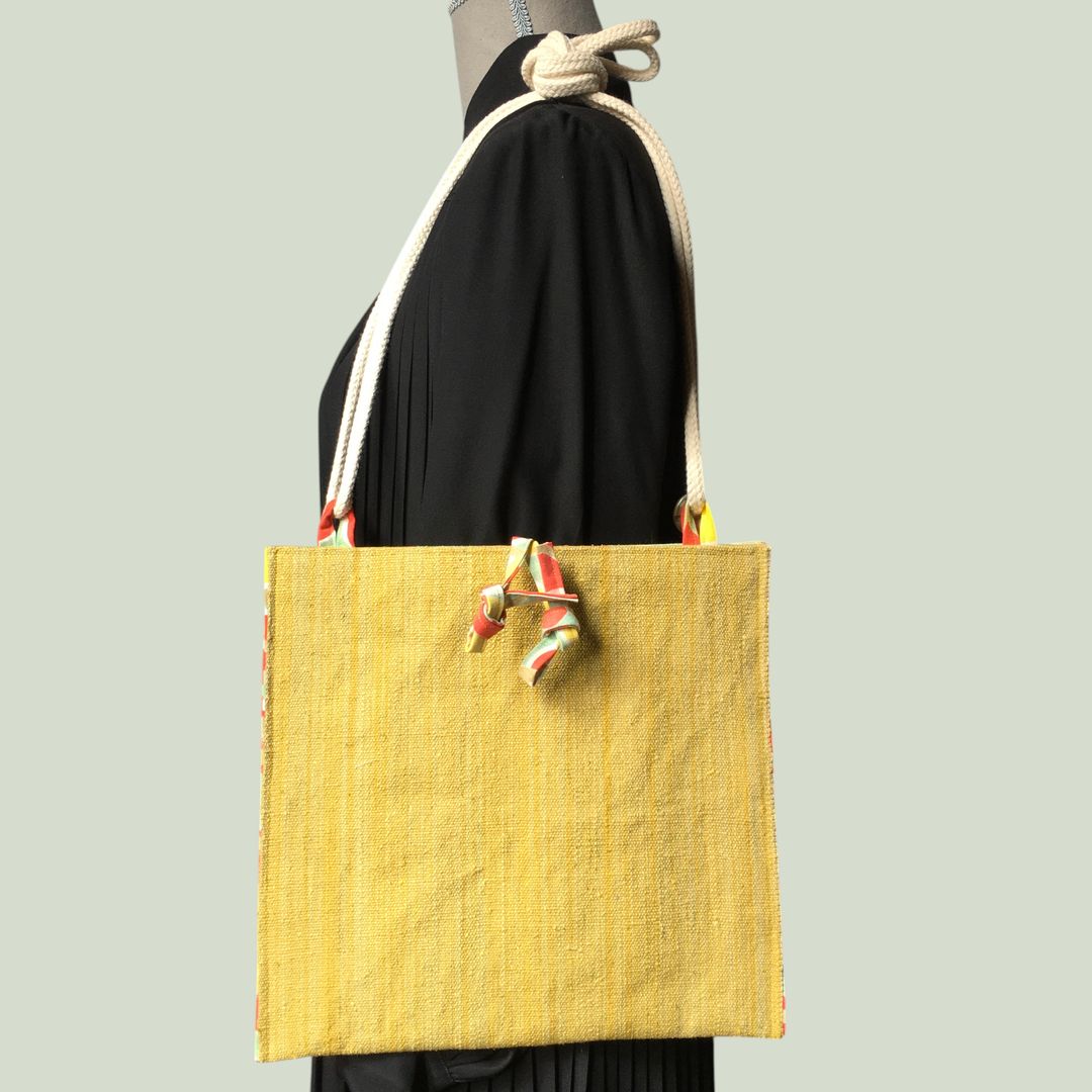 Sac bandoulière en obi japonais et tissu vintage. Au recto le sac présente une toile vintage en coton ou lin, au tissage rustique, une ancienne ceinture de kimono (obi) japonaise. Exemplaire 2, recto face B.