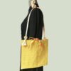 Sacoche en ceinture de kimono vintage. Au recto le sac présente une toile vintage en coton ou lin, au tissage rustique, un ancien obi japonais. Exemplaire 1, recto face A.