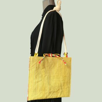 Sacoche en ceinture de kimono vintage. Au recto le sac présente une toile vintage en coton ou lin, au tissage rustique, un ancien obi japonais. Exemplaire 1, recto face B.