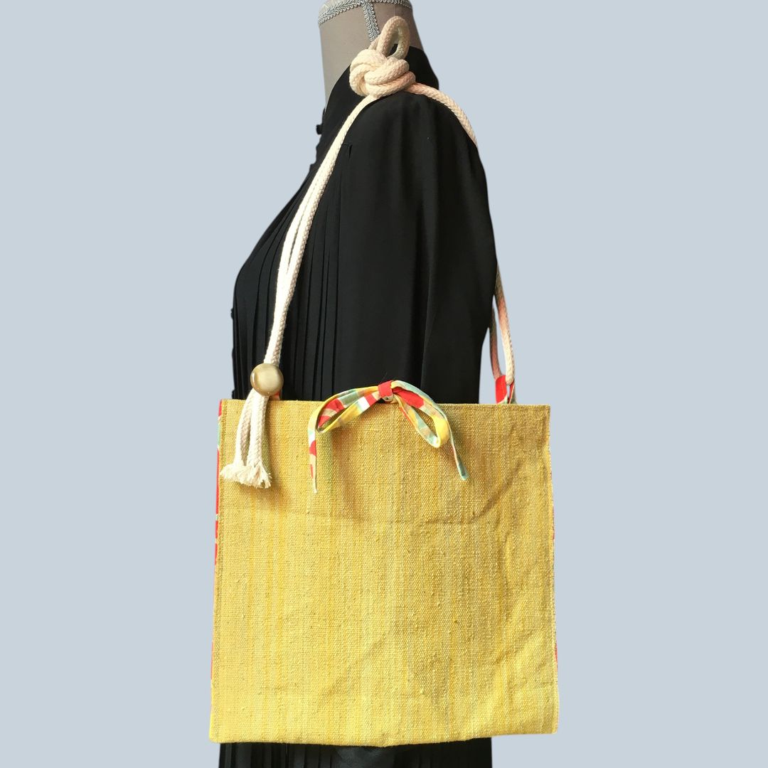 Sac bandoulière en obi japonais et tissu vintage. Au recto le sac présente une toile vintage en coton ou lin, au tissage rustique, une ancienne ceinture de kimono (obi) japonaise. Exemplaire 3, recto face A.