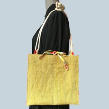 Sac bandoulière en obi japonais et tissu vintage. Au recto le sac présente une toile vintage en coton ou lin, au tissage rustique, une ancienne ceinture de kimono (obi) japonaise. Exemplaire 3, recto face B.