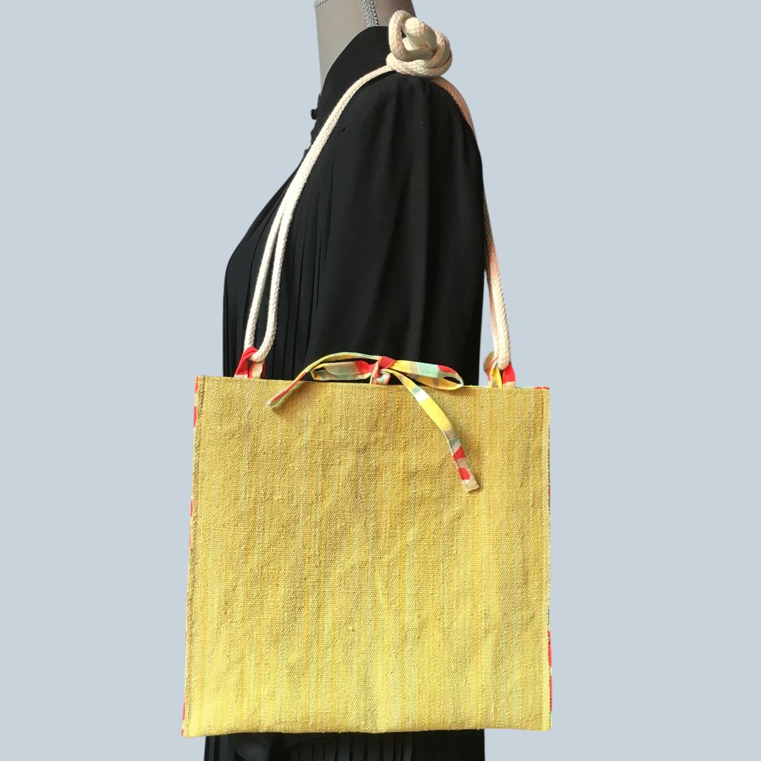 Sac bandoulière en obi japonais et tissu vintage. Au recto le sac présente une toile vintage en coton ou lin, au tissage rustique, une ancienne ceinture de kimono (obi) japonaise. Exemplaire 3, recto face B.