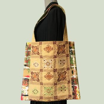 Collection Obi, le cabas Bornéo, sac réalisé dans une ceinture de kimono japonaise vintage et doublure tissu d'ameublement français 1950s, recto avec broderies, face A