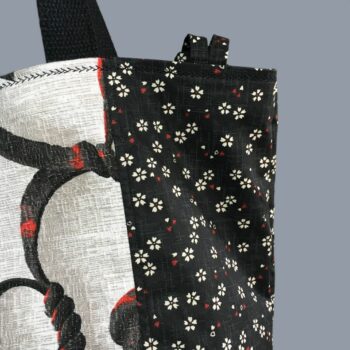 Cabas en tissu, imprimé vintage baroque, coq girouette et fleurs de cerisier sakura. Fourre-tout réversible en tissu revalorisé, création originale. Recto, détails.