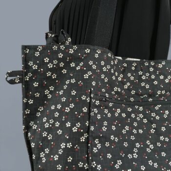 Cabas en tissu, imprimé vintage baroque, coq girouette et fleurs de cerisier sakura. Fourre-tout réversible en tissu revalorisé, création originale. Verso, détails de la poche et des pattes d'accroche.