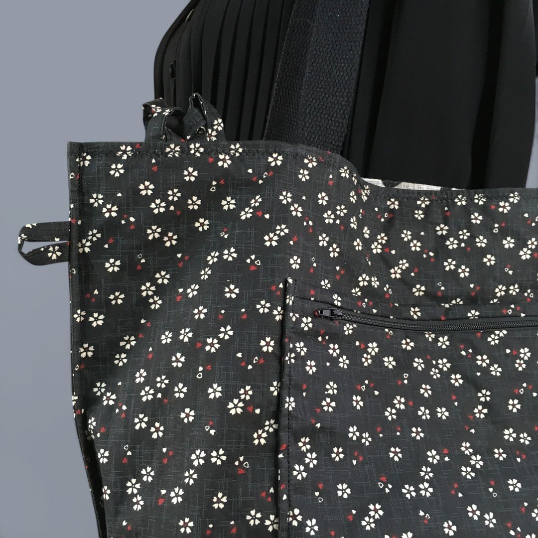 Cabas en tissu, imprimé vintage baroque, coq girouette et fleurs de cerisier sakura. Fourre-tout réversible en tissu revalorisé, création originale. Verso, détails de la poche et des pattes d'accroche.