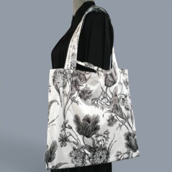 Sac vintage floral gris, imprimé fleuri noir et blanc, fait main à Paris. Fourre-tout réversible en coton chintz, accessoire d'inspiration rétro seventies. Exemplaire 1, recto face B.