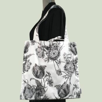 Sac vintage floral gris, imprimé fleuri noir et blanc, fait main à Paris. Fourre-tout réversible en coton chintz, accessoire d'inspiration rétro seventies. Exemplaire 1, recto face A.