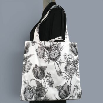 Sac vintage floral gris, imprimé fleuri noir et blanc, fait main à Paris. Fourre-tout réversible en coton chintz, accessoire d'inspiration rétro seventies. Exemplaire 1, recto face A.