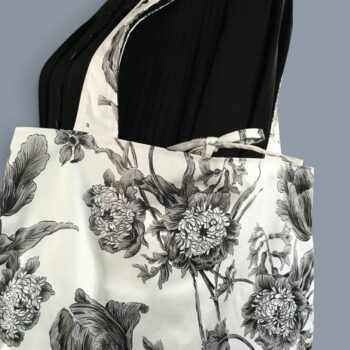 Sac vintage floral gris, imprimé fleuri noir et blanc, fait main à Paris. Fourre-tout réversible en coton chintz, accessoire d'inspiration rétro seventies. Exemplaire 1, recto, liens.