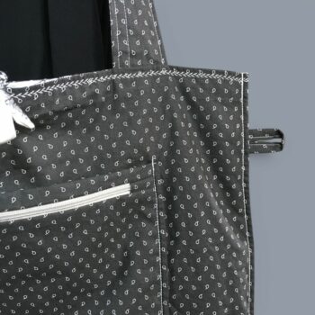 Sac vintage floral gris, imprimé fleuri noir et blanc, fait main à Paris. Fourre-tout réversible en coton chintz, accessoire d'inspiration rétro seventies. Exemplaire 1, verso, doublure, poche, et pattes d'attache.