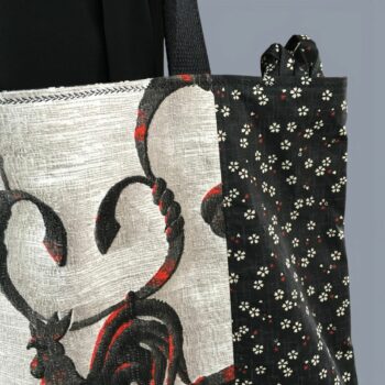 Sac en tissu vintage baroque, cabas girouette avec dessin de coq. Détail du système de laçage présent à chaque extrémité au recto du sac.
