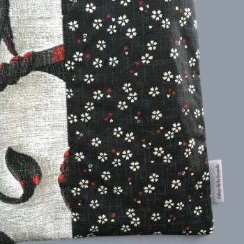 Sac en tissu vintage baroque, cabas girouette avec dessin de coq. Fourre-tout réversible en toile d'ameublement revalorisée, création originale, fait main. Recto face A, étiquette.