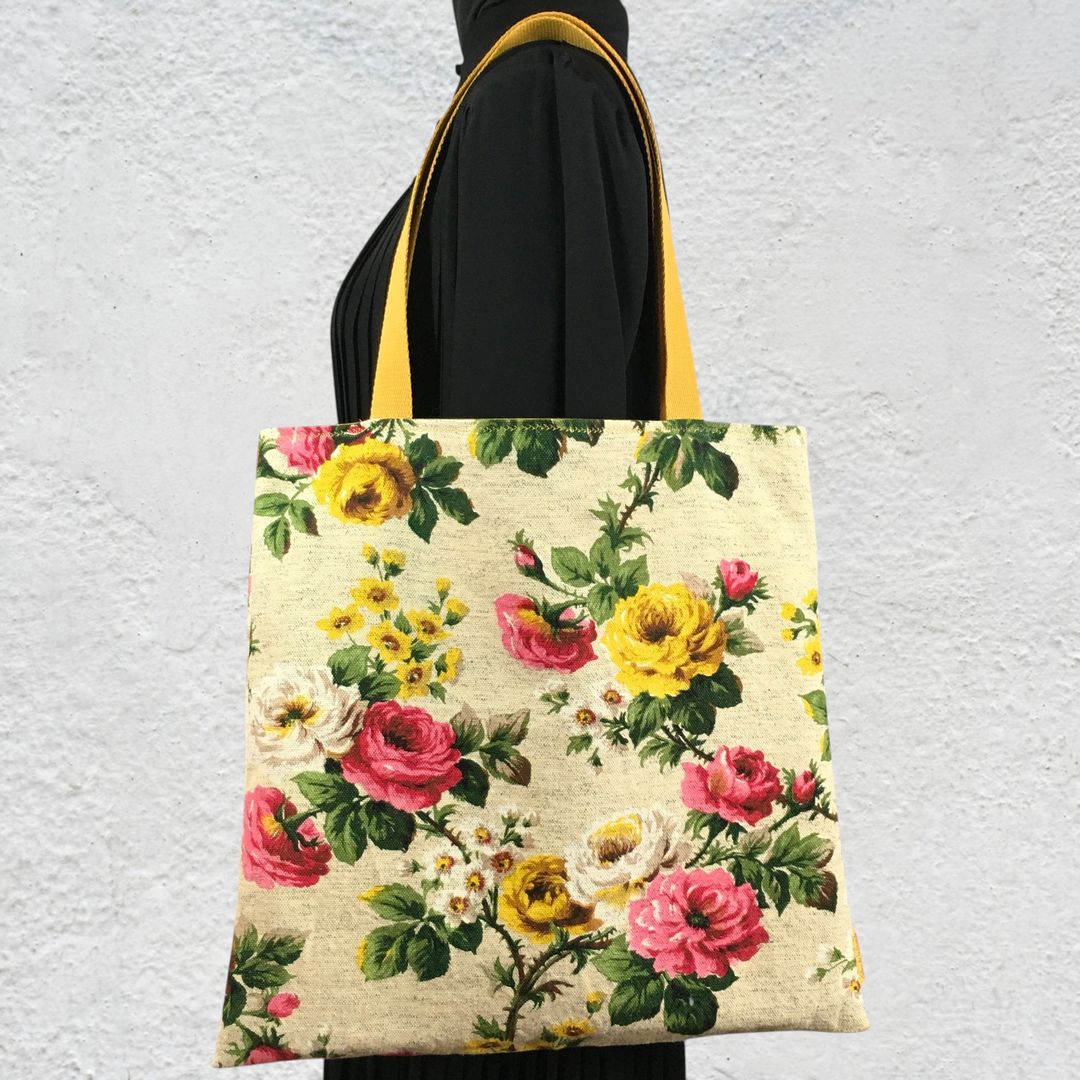 Sac fleuri en laine et lin, fait main en France. Fourre-tout réversible en tissu vintage revalorisé, accessoire d'inspiration rétro. Exemplaire 2. Recto face A.