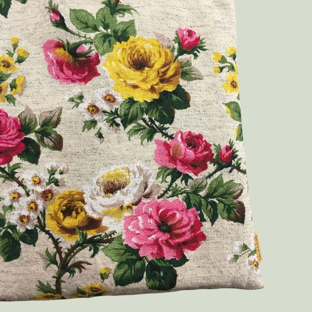 Sac fleuri en laine et lin, fait main en France. Fourre-tout réversible en tissu vintage revalorisé, accessoire d'inspiration rétro. Exemplaire 2. Recto face A, détails.