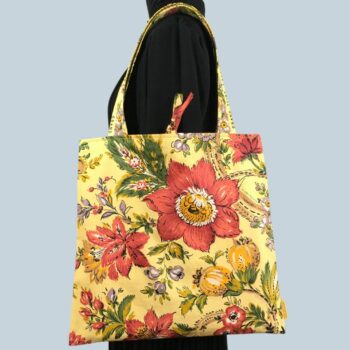 Sac rétro et estival d'inspiration provençale, fait main en France. Sac fourre-tout réversible en tissu vintage revalorisé. Exemplaire 3. Recto face A.