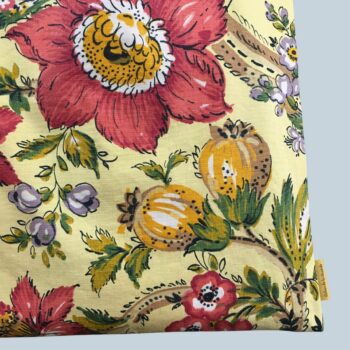 Sac rétro et estival d'inspiration provençale, fait main en France. Sac fourre-tout réversible en tissu vintage revalorisé. Exemplaire 3. Recto face A, détail, étiquette.