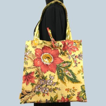 Sac rétro et estival d'inspiration provençale, fait main en France. Sac fourre-tout réversible en tissu vintage revalorisé. Exemplaire 3. Recto face B.