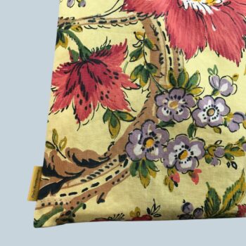 Sac rétro et estival d'inspiration provençale, fait main en France. Sac fourre-tout réversible en tissu vintage revalorisé. Exemplaire 3. Recto face B, détail, étiquette.