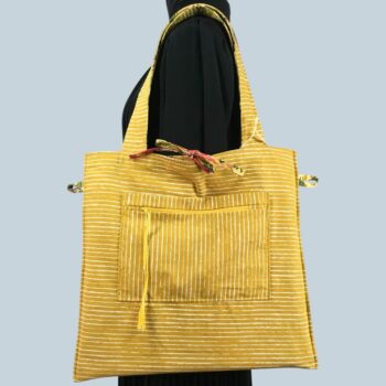 Sac rétro et estival d'inspiration provençale, fait main en France. Sac fourre-tout réversible en tissu vintage revalorisé. Exemplaire 3. Verso, doublure et poche.