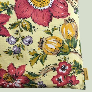 Sac rétro et estival d'inspiration provençale, fait main en France. Sac fourre-tout réversible en tissu vintage revalorisé. Exemplaire 1. Recto face A, détail, étiquette.