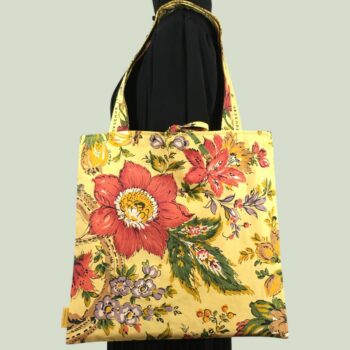 Sac rétro et estival d'inspiration provençale, fait main en France. Sac fourre-tout réversible en tissu vintage revalorisé. Exemplaire 1. Recto face B.
