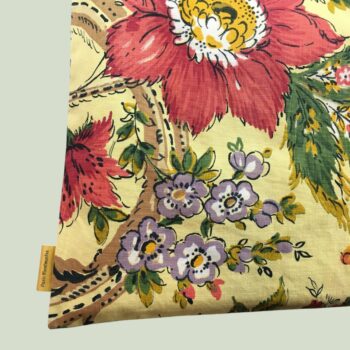 Sac rétro et estival d'inspiration provençale, fait main en France. Sac fourre-tout réversible en tissu vintage revalorisé. Exemplaire 1. Recto face B, détail, étiquette.