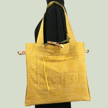 Sac rétro et estival d'inspiration provençale, fait main en France. Sac fourre-tout réversible en tissu vintage revalorisé. Exemplaire 1. Verso, doublure et poche.