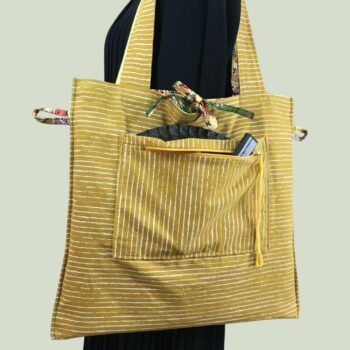 Sac rétro et estival d'inspiration provençale, fait main en France. Sac fourre-tout réversible en tissu vintage revalorisé. Exemplaire 1. Verso, doublure et poche.