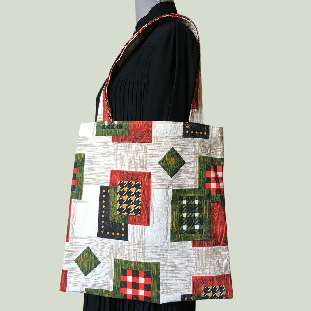 Sac souple en toile vintage, tissu 1950s 1960s en coton texturé Baltimore par Beldecor, imprimé géométrique, superposition de carrés et losanges, recto face B.