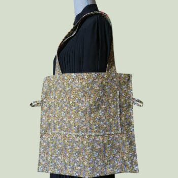 Sac en toile tote bag carré, tissu vintage 1950s 1960s en coton texturé Baltimore de la maison Beldecor, doublure Clématite de l'éditeur français Safeco, verso et poche.