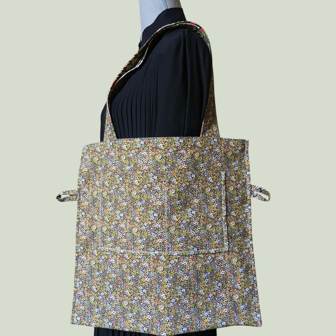 Sac en toile tote bag carré, tissu vintage 1950s 1960s en coton texturé Baltimore de la maison Beldecor, doublure Clématite de l'éditeur français Safeco, verso et poche.
