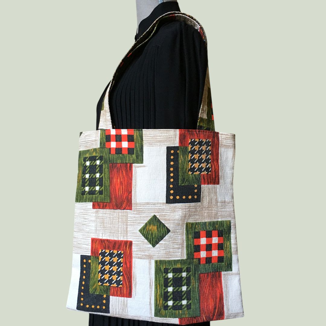 Sac en toile tote bag carré, tissu vintage 1950s 1960s en coton texturé Baltimore de la maison Beldecor, doublure Clématite de l'éditeur français Safeco, recto face A.