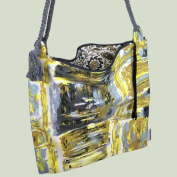 Sac bandoulière souple, léger, en tissu vintage Colombo. Imprimé de formes libres, motif abstrait graphique. Avec cordon gris, recto face A.