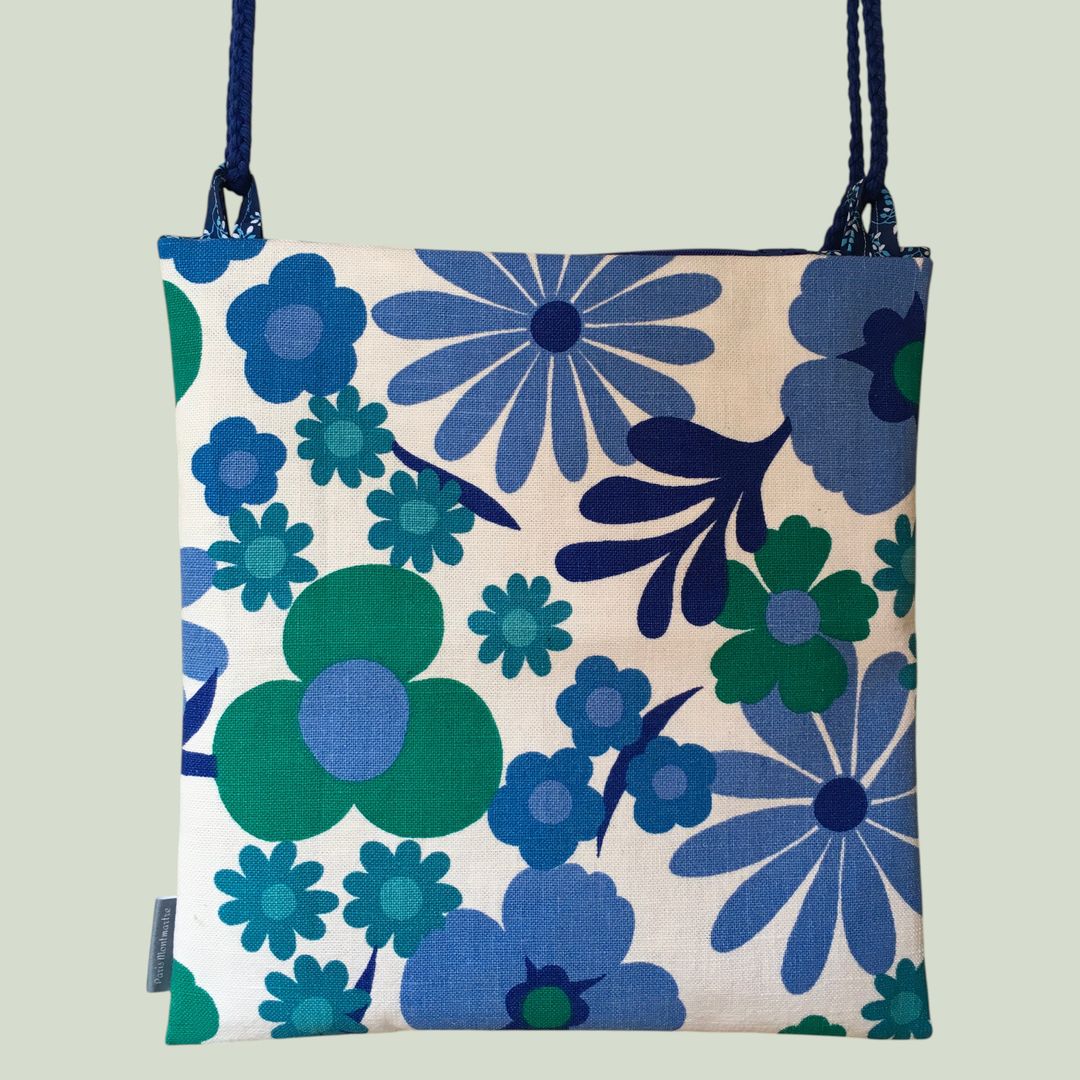 Petite sacoche, sac bandoulière Flower Power dans un tissu vintage de 1969, Aubade, dessin de Pascaline Villon, Romanex de Boussac. Recto face B.