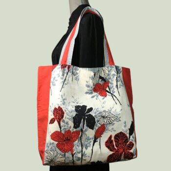 Cabas XXL, fleuri, stylisé, en tissu vintage 1960s. Fourre-tout réversible, accessoire d'inspiration rétro, fait main en France, réalisé à partir d'un échantillon de toile d'ameublement Scarlett "impression à la main" de la maison Cosmos Paris. Recto face A.