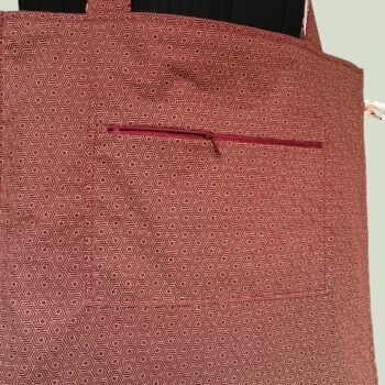 Grand totebag rouge bordeaux, en toile vintage. Cabas de forme carrée, doublé réversible, pour femme ou pour homme. Verso, doublure et détail de la poche intérieure zippée.
