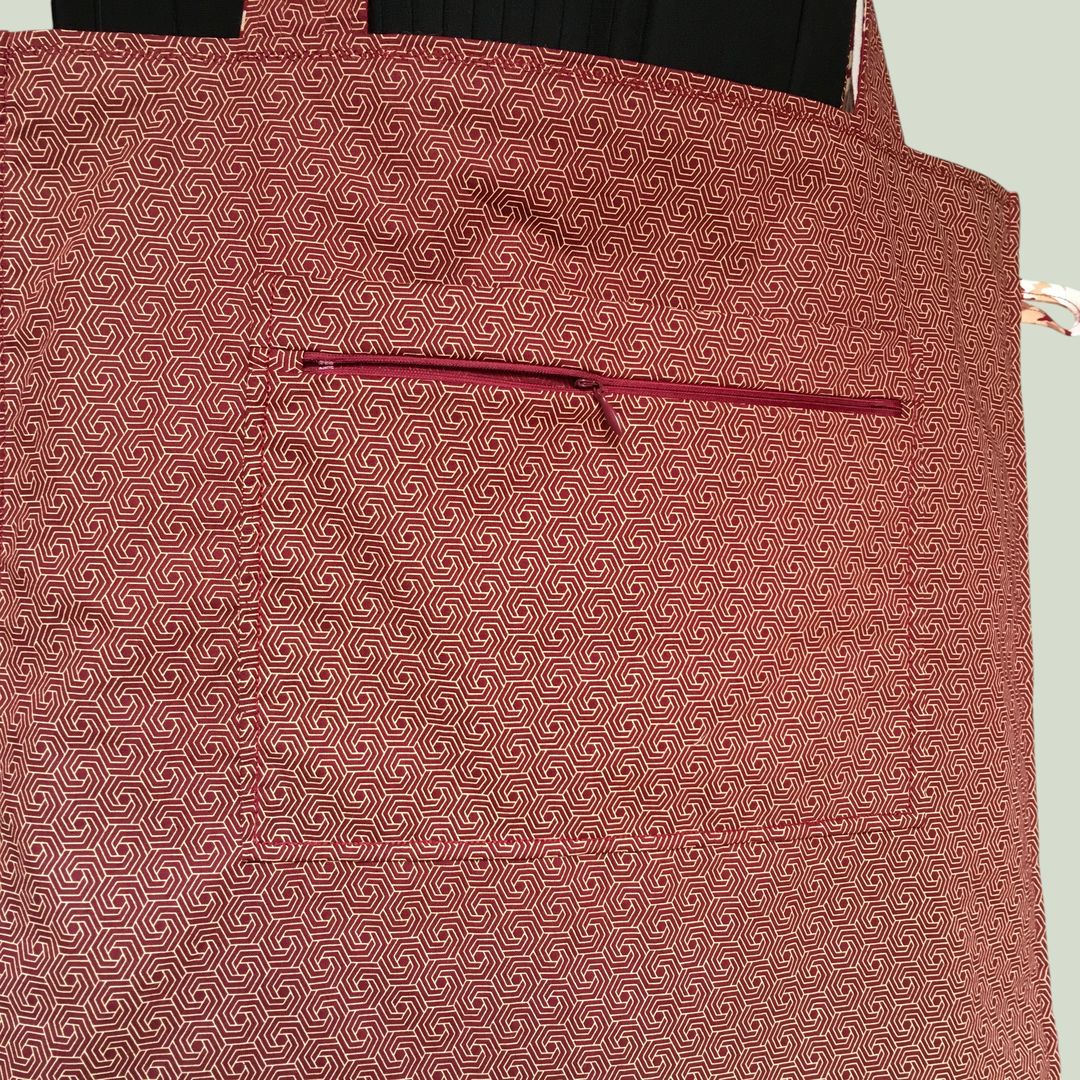 Grand totebag rouge bordeaux, en toile vintage. Cabas de forme carrée, doublé réversible, pour femme ou pour homme. Verso, doublure et détail de la poche intérieure zippée.
