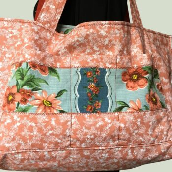 Cabas XXL terracotta rouille, grand sac de plage fleuri en tissu vintage 1950s. Fourre-tout réversible, accessoire d'inspiration rétro, fait main en France. Exemplaire 1, doublure et poche, détails.